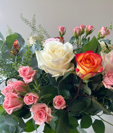 VERSE BLOEMEN - Rond boeket met gemengde rozen