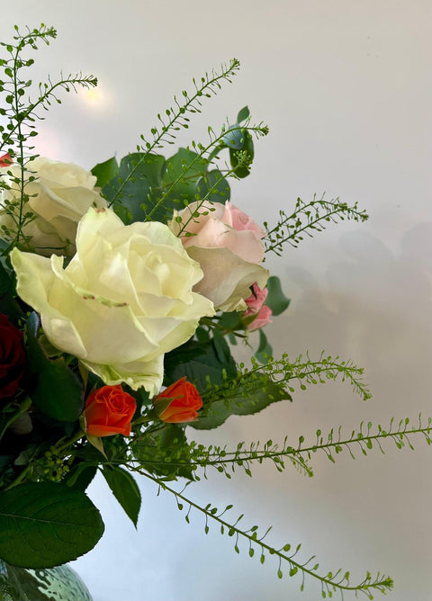 VERSE BLOEMEN - Rond boeket met gemengde rozen