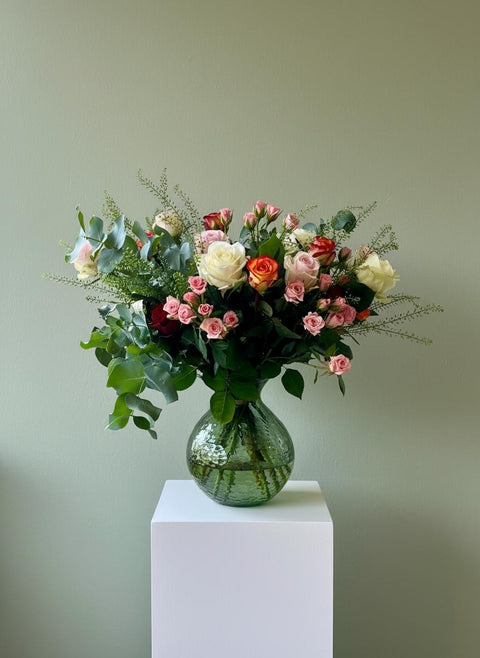 VERSE BLOEMEN - Rond boeket met gemengde rozen