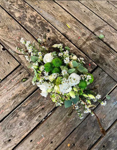 VERSE BLOEMEN - Klassiek wit-groen bloemstuk ovaal