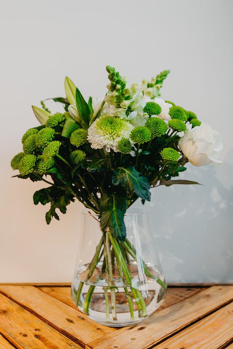 VERSE BLOEMEN - Rond wit boeket met groene accenten