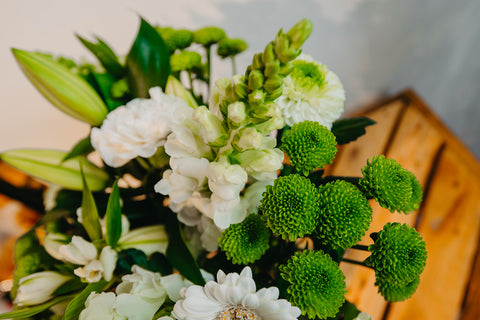 VERSE BLOEMEN - Rond wit boeket met groene accenten
