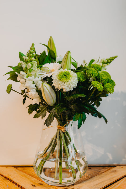 VERSE BLOEMEN - Rond wit boeket met groene accenten