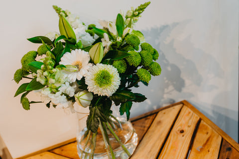 VERSE BLOEMEN - Rond wit boeket met groene accenten